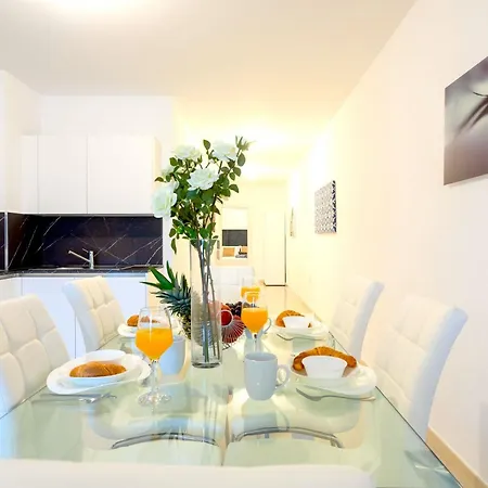 Apartment Bnbnova - Seafront 2br With Terrace